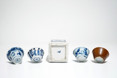 Une bo&icirc;te &agrave; th&eacute; rectangulaire, quatre tasses et soucoupes et cinq assiettes en porcelaine de Chine bleu et blanc, Kangxi et post&eacute;rieur