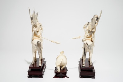 Une paire de figures de guerriers sur chevaux et d'un petit &eacute;l&eacute;phant, 19/20&egrave;me