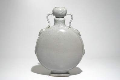 Un vase de forme bouteille en porcelaine de Chine craquel&eacute; de type ge, 19/20&egrave;me