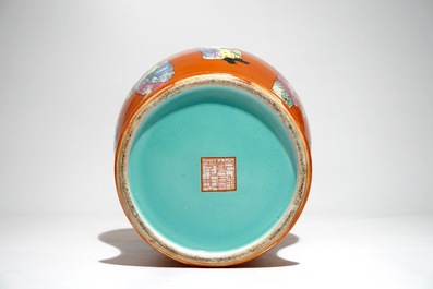 Een Chinese vaas met onsterfelijken op koraalrode fondkleur, Qianlong merk, Republiek, 20e eeuw