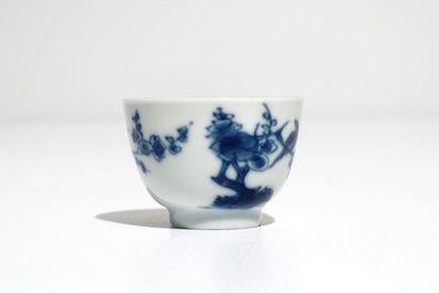 Cinq tasses et soucoupes en porcelaine de Chine bleu et blanc, Kangxi