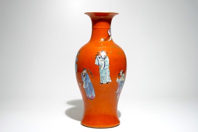 Een Chinese vaas met onsterfelijken op koraalrode fondkleur, Qianlong merk, Republiek, 20e eeuw