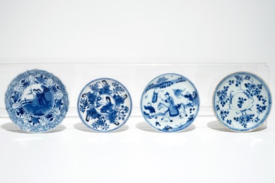 Een Chinese blauwwitte vierkante theebus, vier koppen en schotels en vijf borden, Kangxi en later