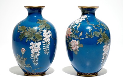 Een paar Japanse cloisonn&eacute; vazen met blauwe fondkleur, Meiji, eind 19e eeuw