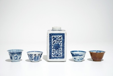 Une bo&icirc;te &agrave; th&eacute; rectangulaire, quatre tasses et soucoupes et cinq assiettes en porcelaine de Chine bleu et blanc, Kangxi et post&eacute;rieur