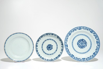 Onze assiettes en porcelaine de Chine bleu et blanc &agrave; d&eacute;cor incis&eacute;, Qianlong