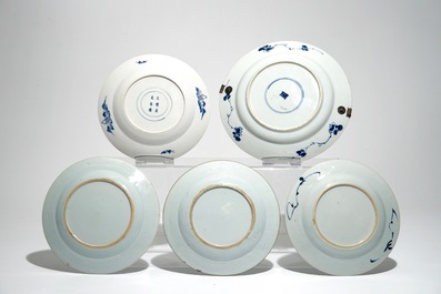 Une bo&icirc;te &agrave; th&eacute; rectangulaire, quatre tasses et soucoupes et cinq assiettes en porcelaine de Chine bleu et blanc, Kangxi et post&eacute;rieur
