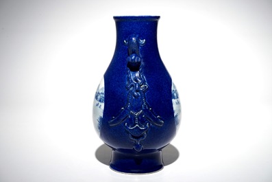 Un vase de forme hu en porcelaine de Chine &agrave; fond bleu poudr&eacute;, marque de Qianlong, 19/20&egrave;me