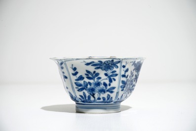 Zes Chinese blauwwitte koppen en schotels met floraal decor, Kangxi