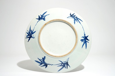 Une paire de porte-chapeaux en porcelaine de Chine famille rose et un plat en bleu et blanc, 19/20&egrave;me