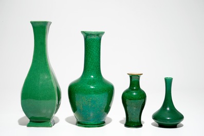 Vier diverse Chinese monochrome groene vazen, 19/20e eeuw