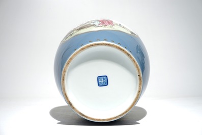 Un vase en porcelaine de Chine famille rose sur fond bleu de lavande, marque de Qianlong, R&eacute;publique, 20&egrave;me
