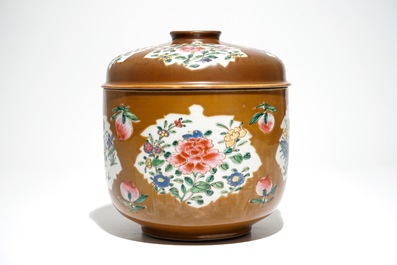 Un grand bol couvert en porcelaine de Chine famille rose sur fond brun capucin, Qianlong