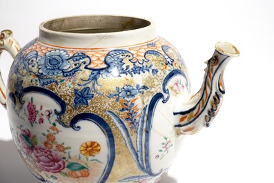 Deux grandes th&eacute;i&egrave;res en porcelaine de Chine famille rose, Qianlong