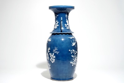 Un grand vase en porcelaine de Chine &agrave; d&eacute;cor en relief sur fond bleu, 19&egrave;me