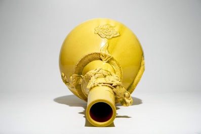 Un vase en porcelaine Awaji jaune monochrome au dragon en relief, Japon, &eacute;poque Meiji, 19&egrave;me