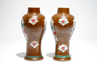 Une paire de vases en porcelaine de Chine famille rose sur fond brun capucin, Yongzheng/Qianlong