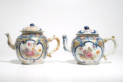 Twee grote Chinese famille rose theepotten met deksels, Qianlong