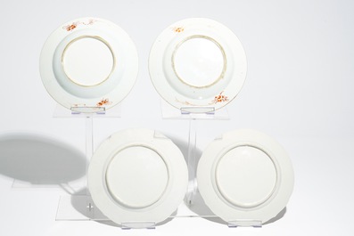 Une paire d'assiettes en porcelaine de Chine famille verte, Kangxi, et une paire en famille rose, Qianlong