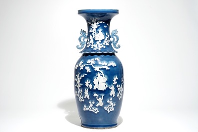 Un grand vase en porcelaine de Chine &agrave; d&eacute;cor en relief sur fond bleu, 19&egrave;me