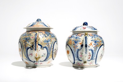 Twee grote Chinese famille rose theepotten met deksels, Qianlong