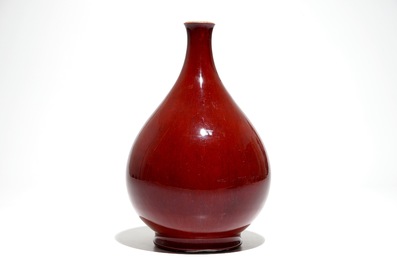 Un vase de forme yuhuchunping en porcelaine de Chine monochrome sang de boeuf, 19/20&egrave;me