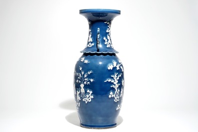 Un grand vase en porcelaine de Chine &agrave; d&eacute;cor en relief sur fond bleu, 19&egrave;me