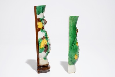 Deux vases &agrave; suspendre en biscuit famille verte, Chine, Kangxi