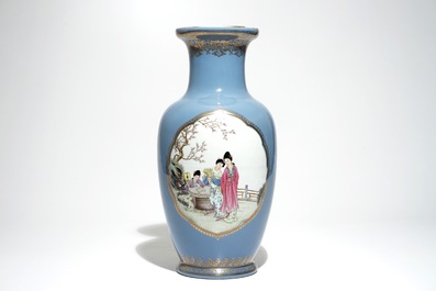 Un vase en porcelaine de Chine famille rose sur fond bleu de lavande, marque de Qianlong, R&eacute;publique, 20&egrave;me