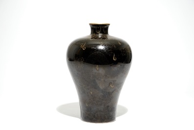Een Chinese zwarte meiping vaas met verguld drakendecor, Qianlong merk, 19e eeuw