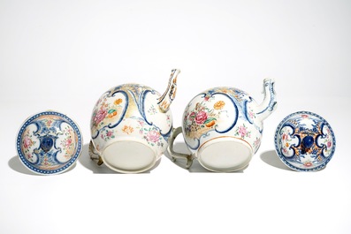 Twee grote Chinese famille rose theepotten met deksels, Qianlong