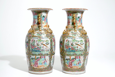 Une paire de vases en porcelaine de Chine famille rose de Canton, 19&egrave;me