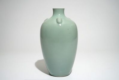 Een Chinese monochrome celadon vaas, Qianlong merk, 19/20e eeuw