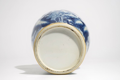 Un vase de forme balustre en porcelaine de Chine bleu et blanc &agrave; d&eacute;cor d'un paysage, Kangxi