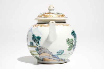 Une th&eacute;i&egrave;re en porcelaine de Chine famille rose &agrave; d&eacute;cor &eacute;rotique, Qianlong