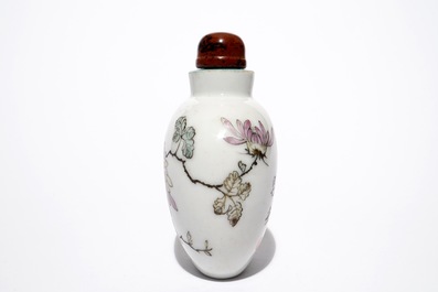 Une tabati&egrave;re en porcelaine de Chine qianjiang cai &agrave; d&eacute;cor floral, 19/20&egrave;me