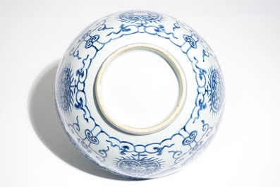 Een grote Chinese blauwwitte kom met ornamentdecor, Kangxi