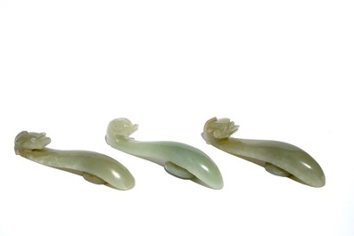 Drie Chinese riemhaken in celadon jade, 19/20e eeuw