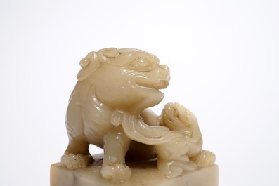 A Chinese jade stamp with Buddhist lion, 19/20th C.