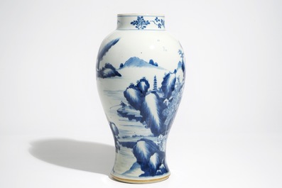 Een Chinese blauwwitte balustervaas met landschapsdecor, Kangxi