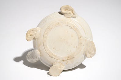 Une pierre &agrave; encre en porcelaine de Chine couleur cr&egrave;me en forme de tortue, Yuan/Song ou post&eacute;rieur