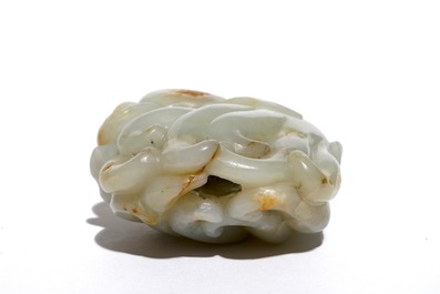 Een Chinees model van een Boeddha's hand in gevlekte jade, 19e eeuw