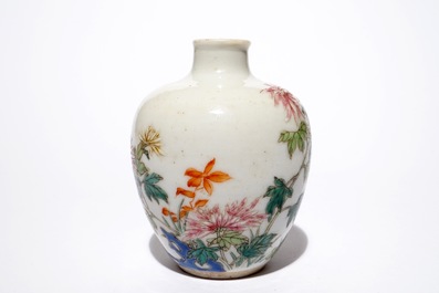 A Chinese famille rose snuff bottle, Qianlong mark, 19/20th C.