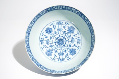 Een grote Chinese blauwwitte kom met ornamentdecor, Kangxi