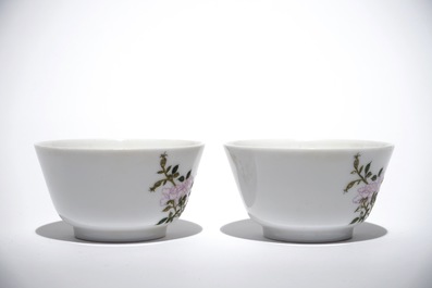 Une paire de tasses en porcelaine de Chine famille rose &agrave; d&eacute;cor floral, 19/20&egrave;me