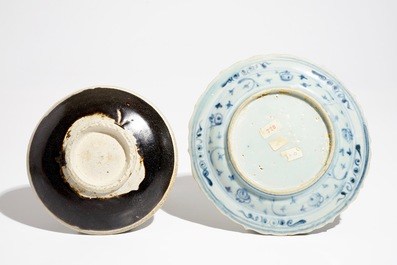 Un bol et une assiette en porcelaine de Chine bleu et blanc, Ming, avec une coupe de type Cizhou, Jin/Song