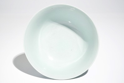 Un bol en porcelaine de Chine bleu et blanc aux lotus, marque et &eacute;poque de Qianlong