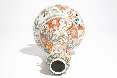 Een Chinese wucai-stijl flesvormige vaas, Wanli merk, 19/20e eeuw