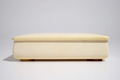 Une bo&icirc;te rectangulaire en ivoire sculpt&eacute;, sign&eacute;, Meiji, 19&egrave;me