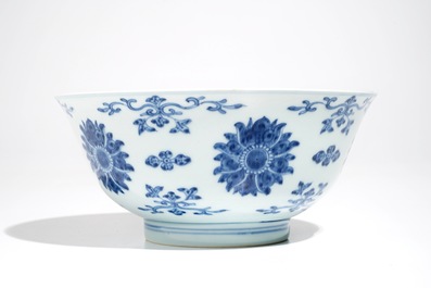 Een Chinese blauwwitte kom met decor van lotussen, Qianlong merk en periode